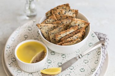 Crackers ai semi di sesamo e paté di lenticchie veg