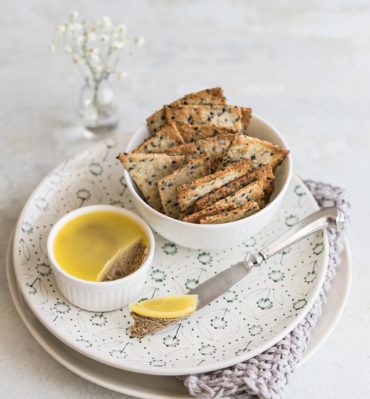 Crackers ai semi di sesamo e paté di lenticchie veg
