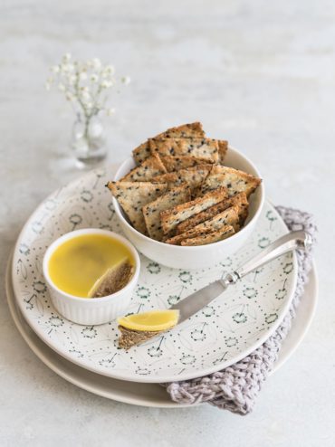 Crackers ai semi di sesamo e paté di lenticchie veg