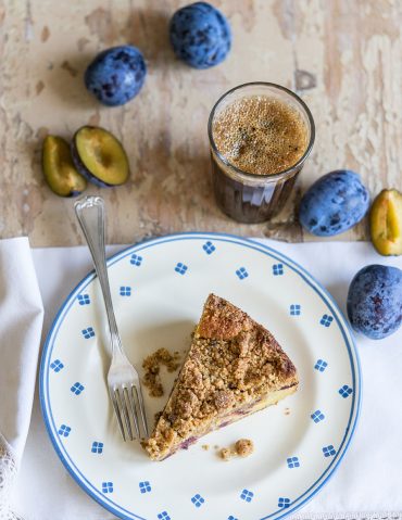 Torta di prugne con streusel alle mandorle
