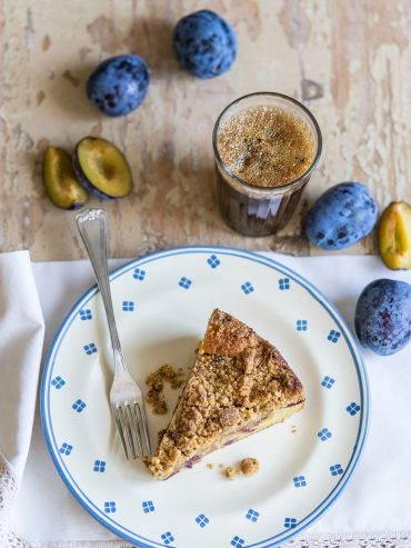 Torta di prugne con streusel alle mandorle