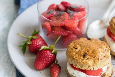 Scones farciti con yogurt e fragole