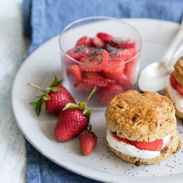 Scones farciti con yogurt e fragole