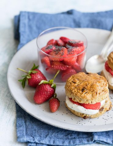 Scones farciti con yogurt e fragole