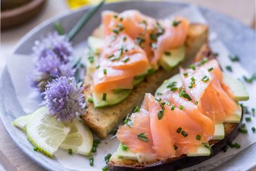 Avocado toast con pan brioche