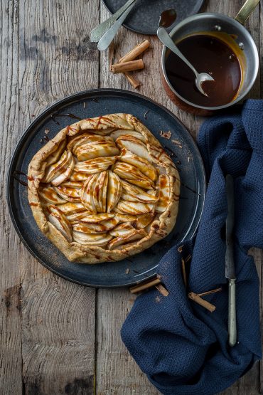 Galette alle mele con salsa al caramello