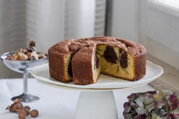 Torta variegata nocciole e cacao