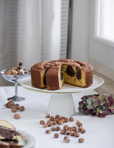 Torta variegata nocciole e cacao