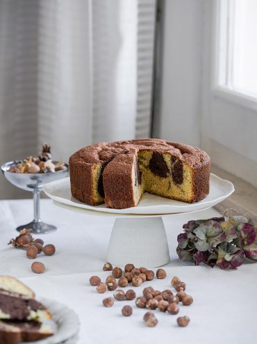 Torta variegata nocciole e cacao