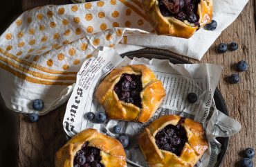 Tartellette con frolla alle mandorle e mirtilli