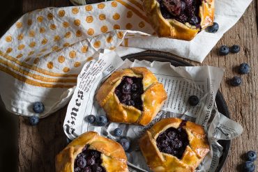 Tartellette con frolla alle mandorle e mirtilli