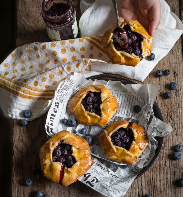 Tartellette con frolla alle mandorle e mirtilli