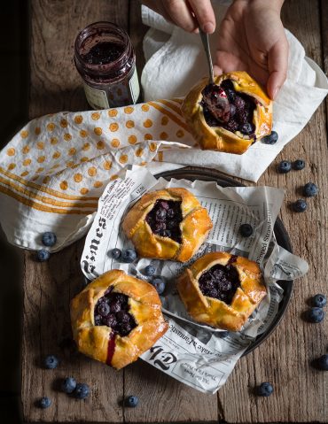 Tartellette con frolla alle mandorle e mirtilli