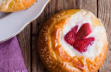 Brioches con crema di squacquerone e fragole