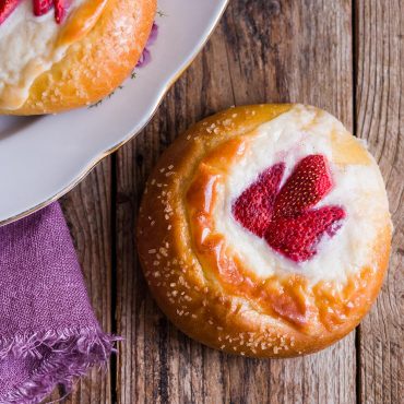 Brioches con crema di squacquerone e fragole