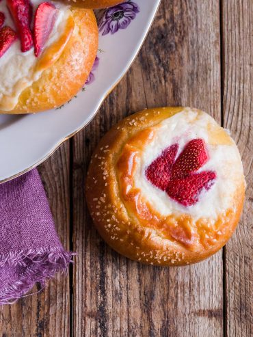 Brioches con crema di squacquerone e fragole