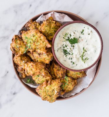 Frittelle di zucchine con salsa di stracciatella