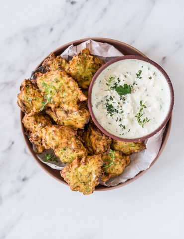 Frittelle di zucchine con salsa di stracciatella