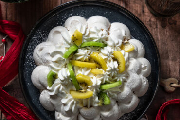 Pavlova con panna e kiwi