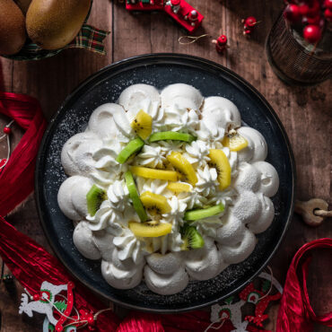 Pavlova con panna e kiwi