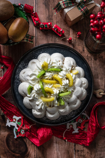 Pavlova con panna e kiwi