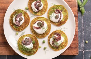 Blinis di piselli con acciughe e capperi