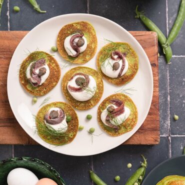 Blinis di piselli con acciughe e capperi