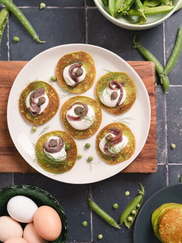 Blinis di piselli con acciughe e capperi